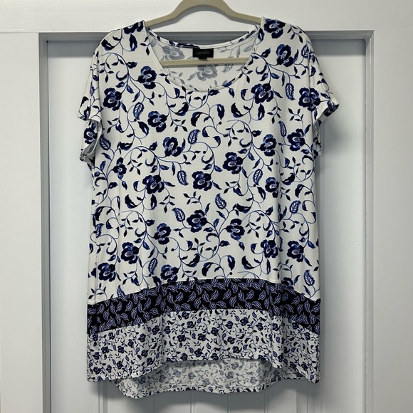 J. Jill Wearever Collection Blue White Floral Top Short Sleeves Size M - Picture 4 of 12